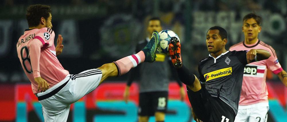 Fußball-Ballett. Mönchengladbachs Brasilianer Raffael (rechts) und Juves Claudio Marchisio streicheln den Ball.