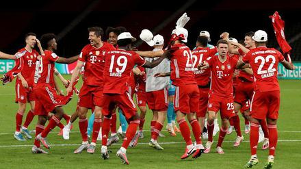 Dauerjubler. Die Bayern haben 2020 21 von 22 Pflichtspielen gewonnen - und schon zwei Titel.