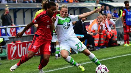 Tanz und Kampf. Elodie Thomais (links) gegen Wolfsburgs Isabel Kerschowski.