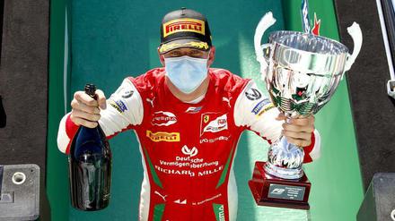 Alle Hände voll zu tun. Mick Schumacher gewinnt den Titel in der Formel 2.