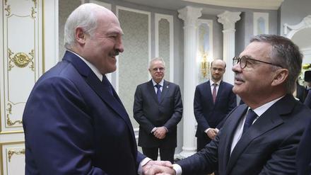 Innig verbunden und jetzt doch getrennt: Alexander Lukaschenko und René Fasel.