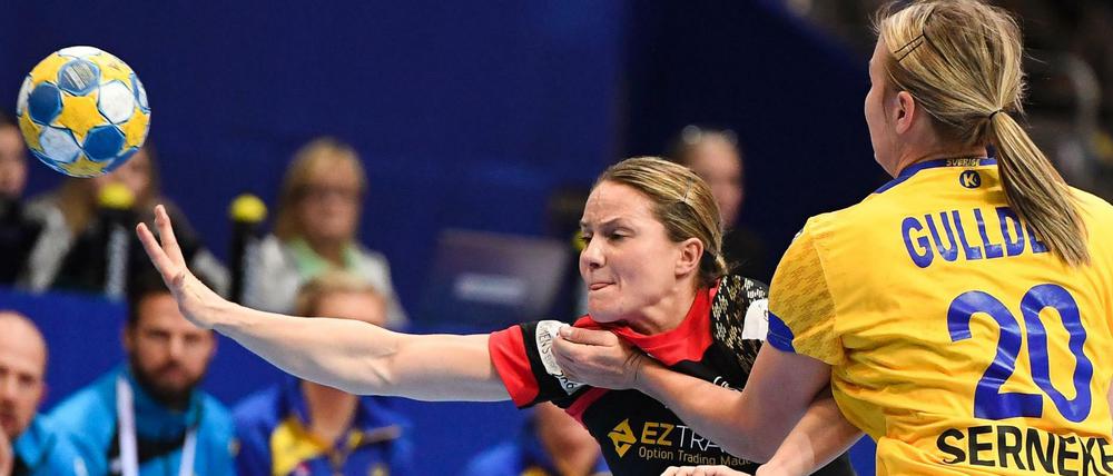 Deutschlands Anna Lörper (l.) und Schwedens Isabelle Gullden kämpfen um den Ball.