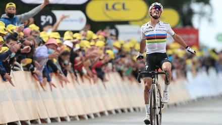 Tauscht Regenbogentrikot gegen Gelb: Julian Alaphilippe ist der erste Gesamtführende der 108. Tour de France.