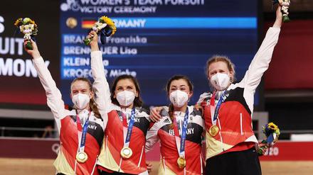 Gewohntes Bild. Deutsche Frauen mit Goldmedaillen, hier der goldene Vierer im Bahnradsport.