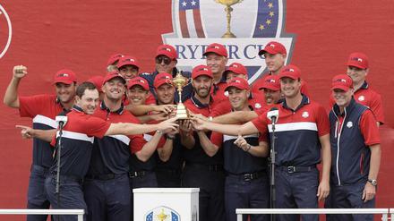 Kleiner Pokal, große Freude. Der Ryder Cup geht wieder an Team USA.