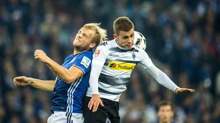 In der Bundesliga setzte sich im Oktober Schalke 04 (Johannes Geis) klar gegen Borussia Mönchengladbach (Thorgan Hazard) durch. 