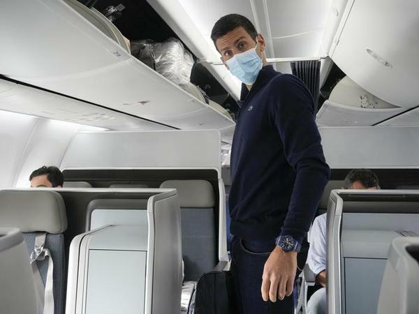 Novak Djokovic auf seinem langen Flug von Australien über Dubai zurück nach Belgrad.