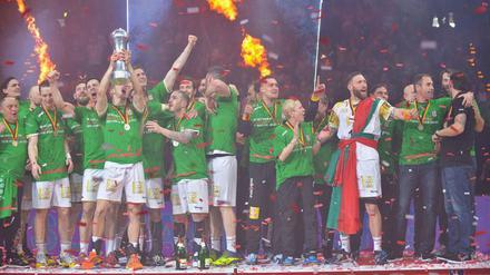 Mit Feuer und Flamme meldete sich vor sechs Jahren der SC Magdeburg mit dem DHB-Pokalsieg gegen die SG Flensburg zurück. Es war der erste Titel seit 2007 (EHF-Pokal). Auf nationaler Ebene war es sogar der erste Titel seit der Meisterschaft 2001. 