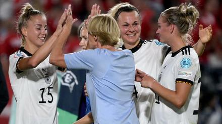 Abklatschen. Das war ein Statement-Sieg zum Auftakt für Deutschlands Fußballerinnen.