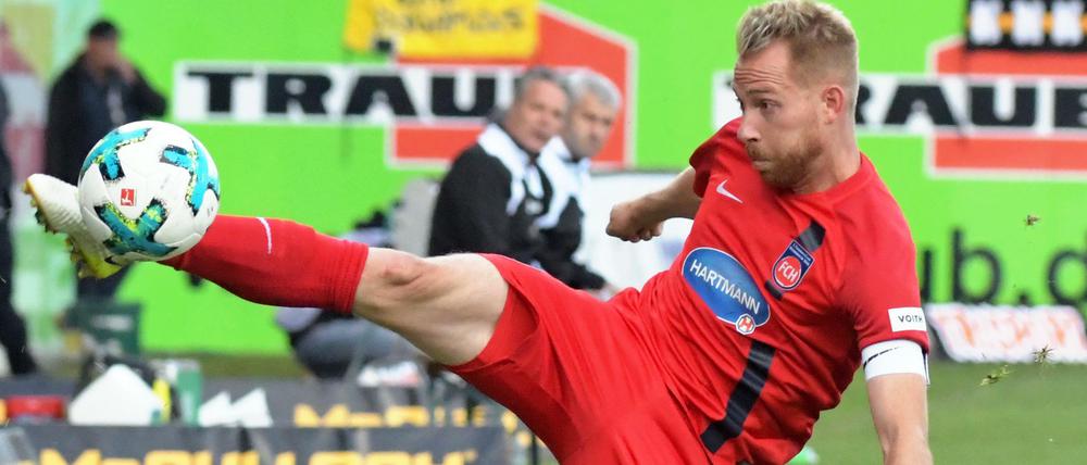 Kommt ein Held geflogen. Beim 1. FC Heidenheim wird Kapitän Marc Schnatterer verehrt und hoch geschätzt.