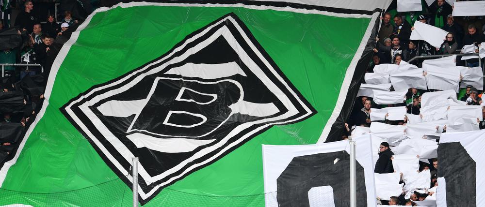 Borussia Mönchengladbach-Fans im Stadion mit Borussia Mönchengladbach-Banner