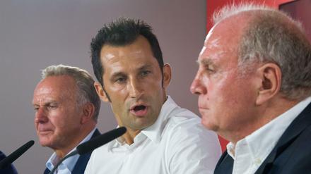 Viel Redebedarf: Die Bayern-Bosse Karl-Heinz Rummenigge, Hasan Salihamidzic und Uli Hoeneß (von links nach rechts) haben einen komplizierten Sommer hinter sich.