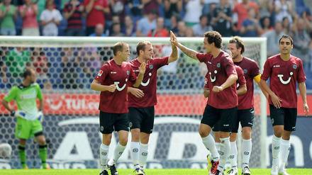 Die Mannschaft von Hannover 96 bejubelt den Treffer zum 1:0 von Torschütze Jan Schlaudraff (l.). 