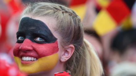 Die deutschen Fans schöpfen Hoffnung für eine erfolgreiche EM - wie diese junge Frau auf der Fanmeile in Berlin.