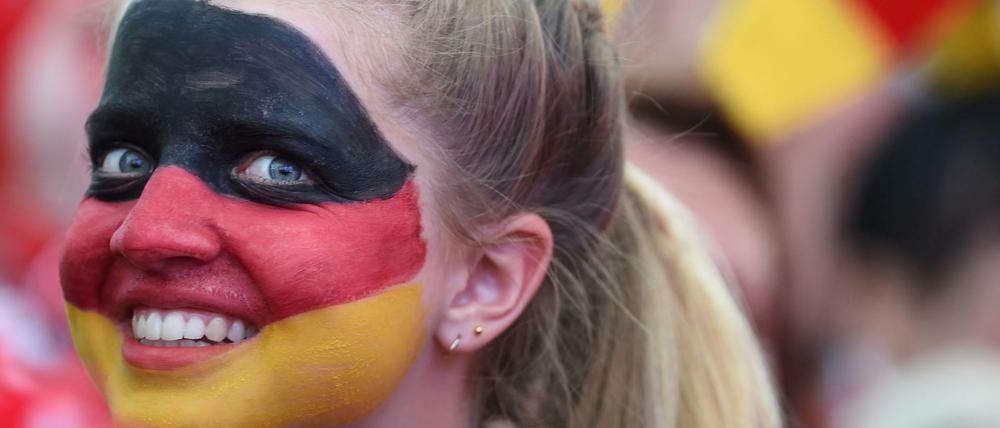 Die deutschen Fans schöpfen Hoffnung für eine erfolgreiche EM - wie diese junge Frau auf der Fanmeile in Berlin.