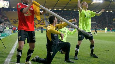 Genau hinsehen. Nein, hier feiern nicht die Mainzer. Die Aachener bejubeln ihren Sieg gegen den Bundesliga-Tabellenführer. 