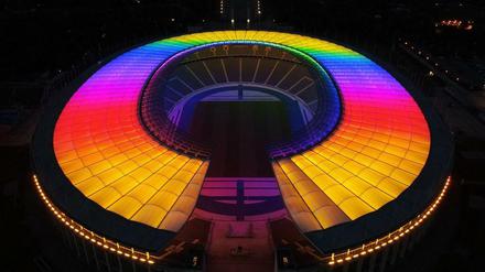 Am 17. Mai, dem internationalen Tag gegen Homo-, Bi-, Inter- und Transphobie, leuchtete das Dach des Berliner Olympiastadions schon einmal in den Regenbogenfarben.
