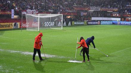 Zu viel Wasser auf dem Rasen. In Rotterdam konnte am Samstagabend kein Fußball gespielt werden.