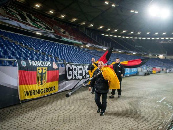 Die Fahnen werden abgenommen, das Länderspiel Deutschland - Holland kann nicht stattfinden.
