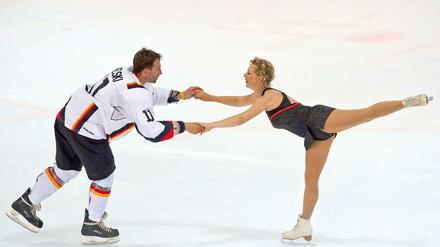 Ein Mann für alle "Felle": Sven Felski lässt mit Eiskunstläuferin Peggy Schwarz bei seinem Abschiedsspiel das Eis schmelzen.