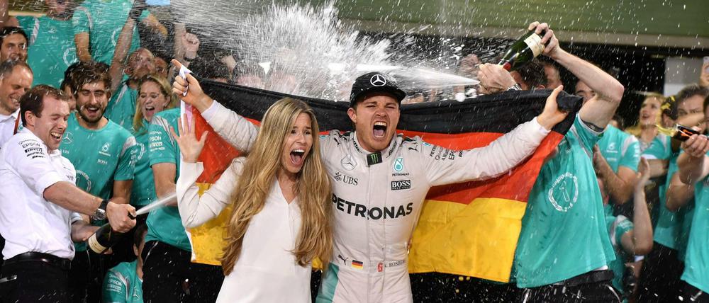 Nico Rosberg und seine Frau Vivian Sibold feiern den WM-Titel nach dem Grand Prix von Abu Dhabi.
