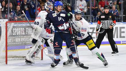 Das erste Spiel in Mannheim in dieser Saison gewannen die Eisbären 3:2.