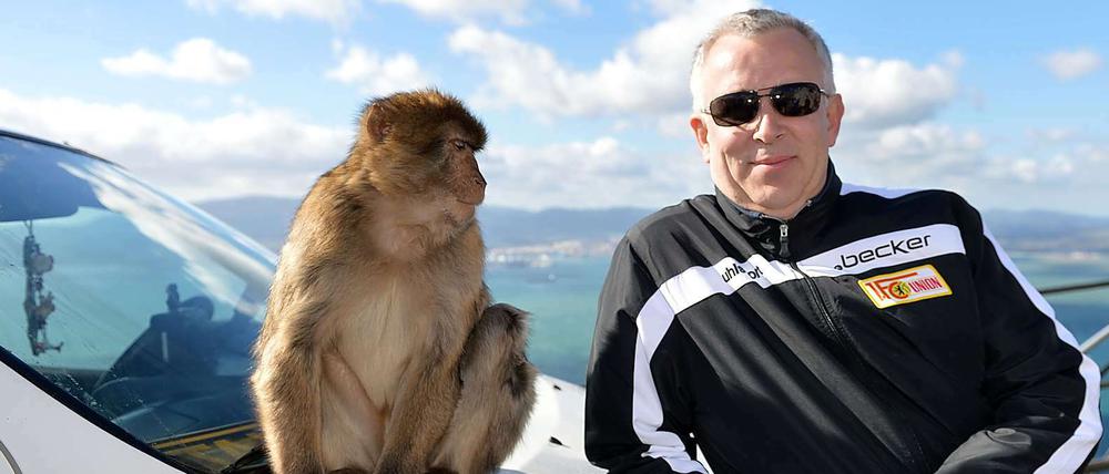 Was guckst Du? Dirk Zingler mit einem Einheimischen in Gibraltar.