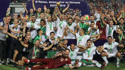 So sehen Sieger aus. Algeriens Fußballer feiern ihren Triumph beim Afrika-Cup.