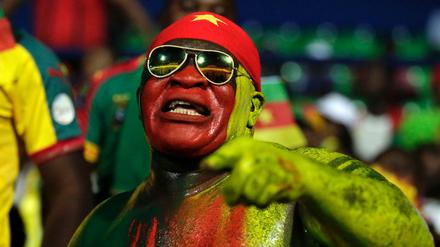 Das Spiel vor Augen: Ein Fußballfan der Kameruner Fußballmannschaft.