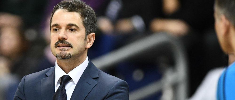 Applaus, Applaus. Albas Trainer Ahmet Caki fordert von seinem Team einen Sieg gegen Valencia.