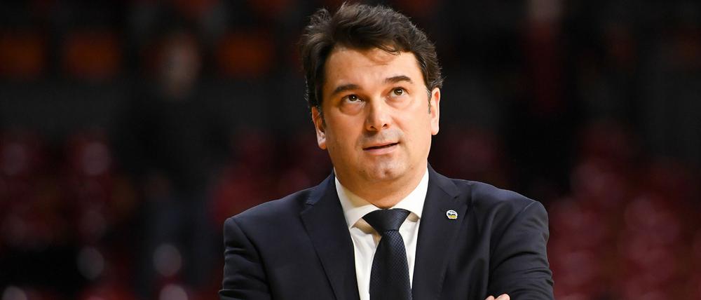 Trainer Israel González hat einen neuen Vertrag bis 2025 bei Basketball-Meister Alba Berlin erhalten.
