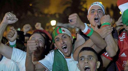 Algerische Fans haben den Erfolg ihrer Nationalmannschaft eifrig gefeiert.
