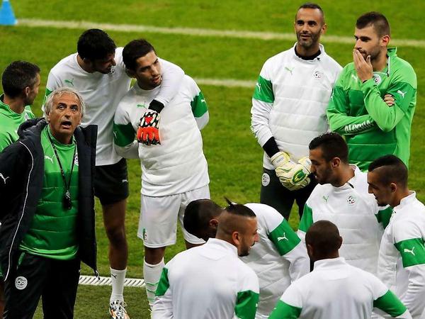 Da sind sie, die "Wüstenfüchse", die "Außenseiter", die "Angstgegner". Das algerische Team muss vor dem Achtelfinale gegen Deutschland in viele Rollen schlüpfen.