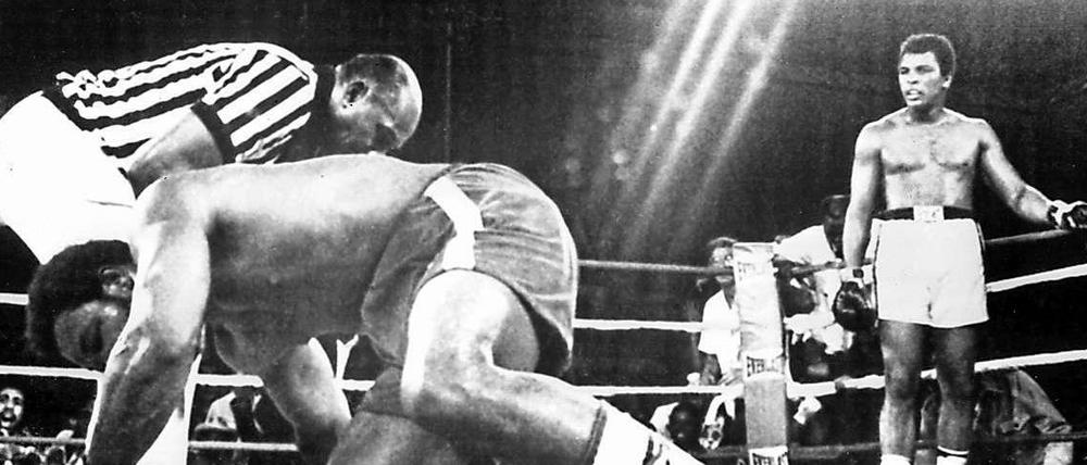 In der achten Runde schickte Muhammad Ali den für unschlagbar gehaltenen George Foreman sensationell zu Boden und holte sich durch K.o.-Sieg den Weltmeistertitel zurück.