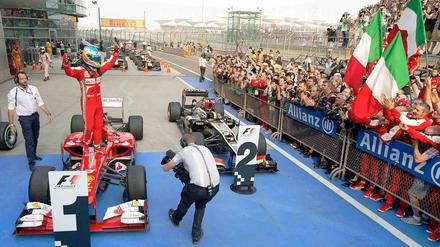 So sehen Sieger aus: Fernando Alonso gewinnt den Großen Preis von China.