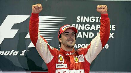 Start-Ziel-Sieger Fernando Alonso freut sich über seinen Erfolg.
