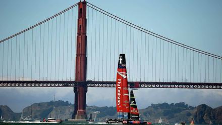 Das Goldene Tor: Das Emirates Team New Zealand vor der Golden-Gate-Bridge in San Francisco.
