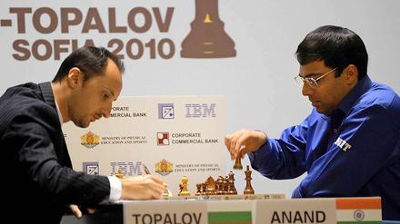 Viswanathan Anand (r.) behielt in einem dramatischen Match die Oberhand.