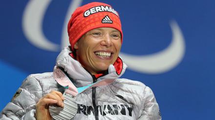 Andrea Eskau bei der Siegerehrung der Paralympics über 5 km im Langlauf. Sie holte im März 2018 Silber. 