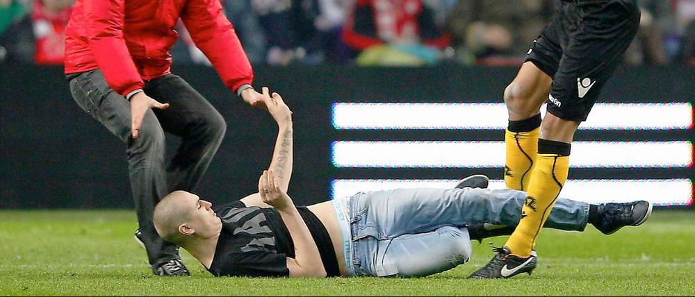 Alkmaar-Torhüter Esteban Alvarado attackiert den Fan, der ihn vorher angriff. 