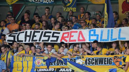 Feindbild: Fans von Eintracht Braunschweig protestieren auf wenig subtile Art gegen RB Leipzig.