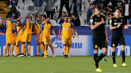 Nikosias Spieler feiern den Führungstreffer gegen Dortmund.