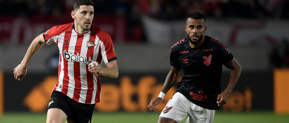 Der Verteidiger verabschiedet sich bei Estudiantes Agustin Rogel kommt