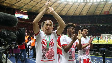 Dank je wel: Arjen Robben verabschiedet sich bei den Bayern mit dem Double-Sieg.