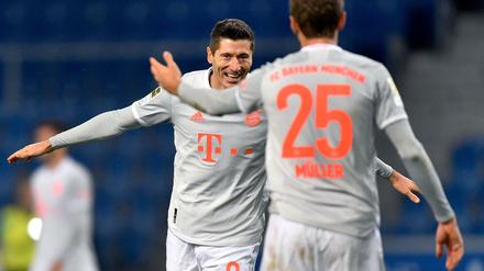 Torschützen unter sich: Robert Lewandowski und Thomas Müller schossen die Bayern-Tore beim 4:1 in Bielefeld.