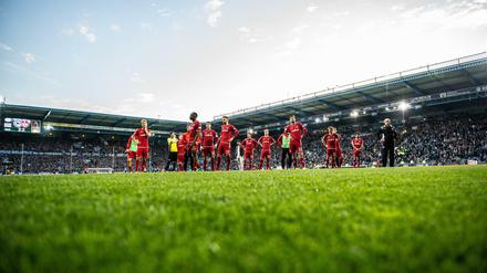 Die Spieler vom 1. FC Kaiserslautern stehen nach dem Spiel enttäuscht auf dem Platz.