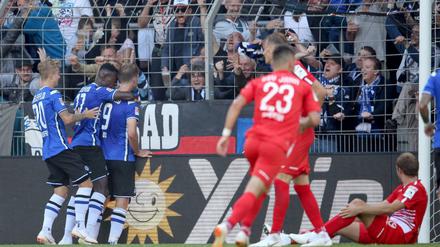Da kommt Freude auf. Arminia Bielefelds Spieler (l.) feiern ein Tor - und der Klub bald auch die finanzielle Rettung?
