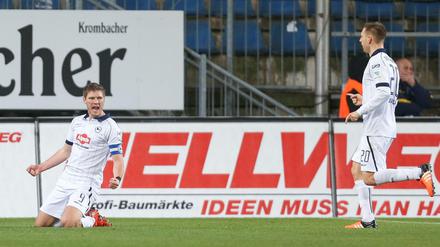 Bielefelds Torschütze Fabian Klos (l) feiert seinen Treffer zum 1:1 mit Manuel Junglas (r). F
