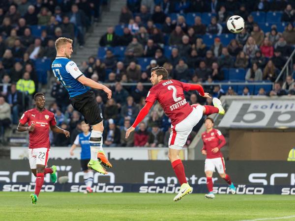 Bielefelds Christoph Hemlein köpft den Ball zum 1:0 ins Stuttgarter Tor.