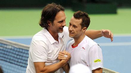 Angebot zur Versöhnung. Carsten Arriens (links) kann sich Philipp Kohlschreiber im Davis-Cup-Team vorstellen.